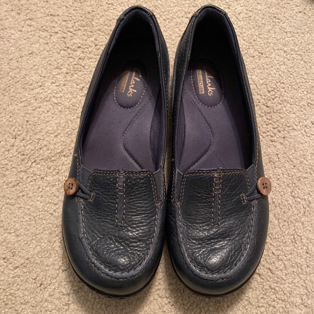Clarks collection size 6 navy blue loafers with button & stitching detailing.